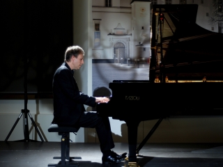 Pianistas Kevinas Kenneris – apie europietiškas vertybes, karą ir globojamą ukrainiečių šeimą