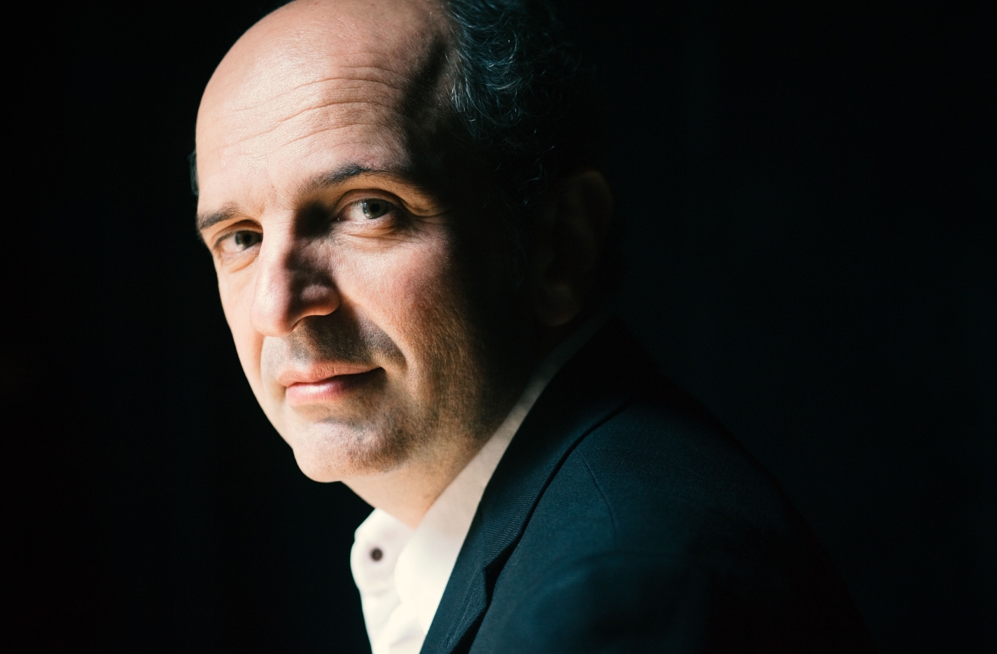Paris and Satie. Denis Pascal on Stage